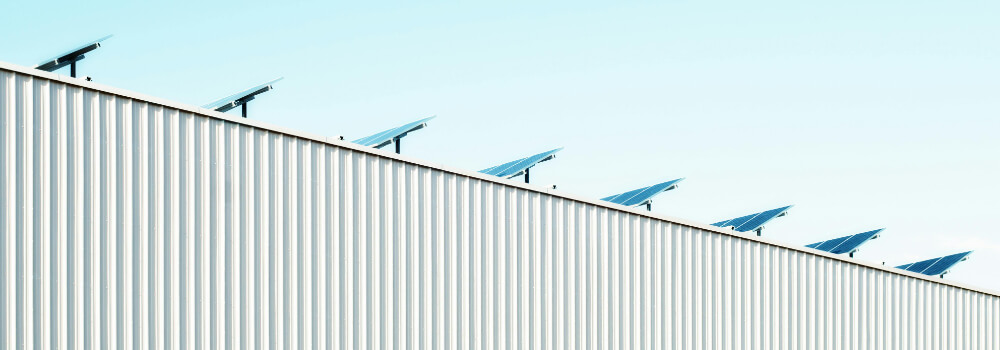 Photovoltaik Solarmodule auf einem industriellen Flachdach